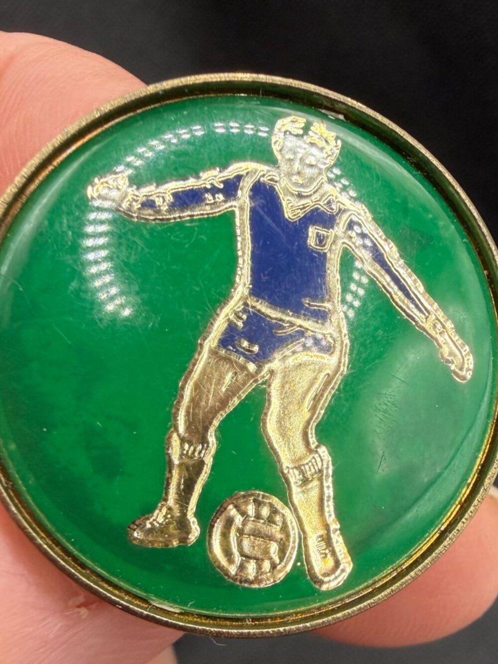 ⚽ Vintage Retro Green Enamel Soccer Player Brooch Pin: Classic Footballer Lapel